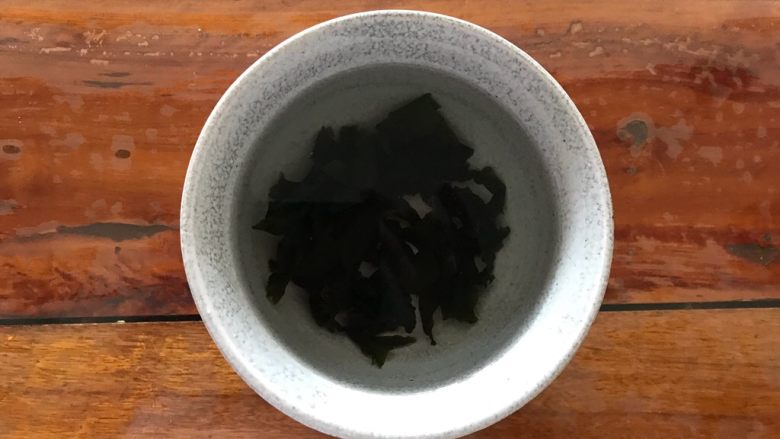 裙带笋丝,用饮用水（凉）浸泡