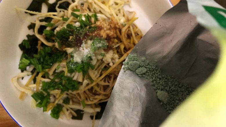 裙带笋丝,加少许蔬之鲜(鸡精)