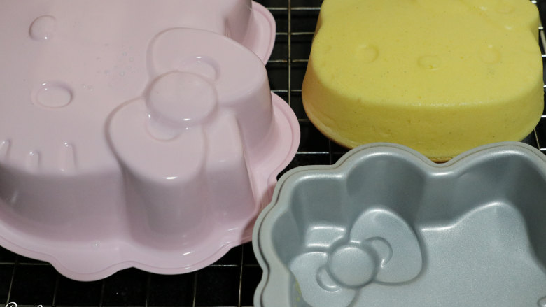 香草kitty轻芝士蛋糕,烘烤结束后倒扣模具,蛋糕即可取出。表面取少许巧克力画上即可。