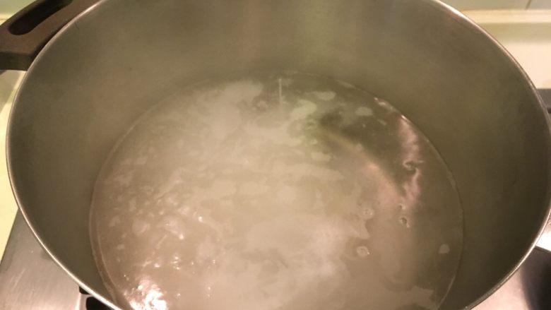 祝我生日快乐之猪脚面线,烧一锅水,沸腾后下面条