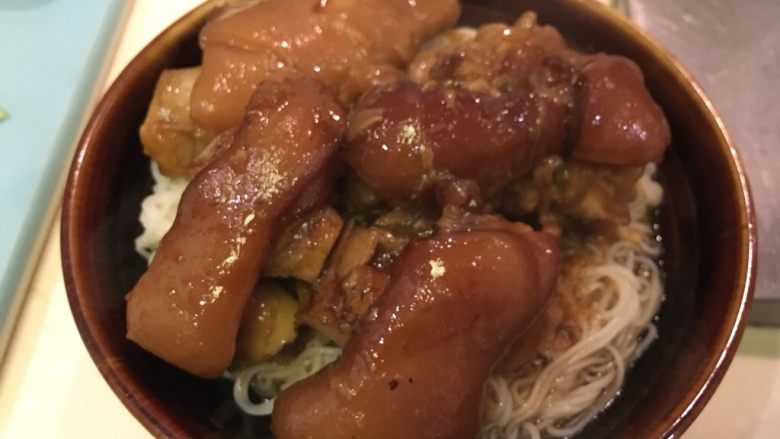 祝我生日快乐之猪脚面线,夹入炖好的猪蹄!淋上酱汁