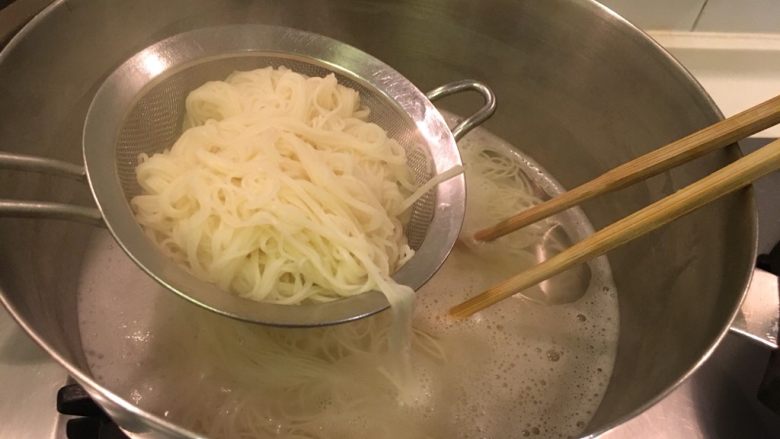 祝我生日快乐之猪脚面线,面线下水2~3分钟即可捞起