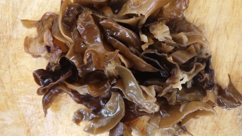 鱼香鸡肉丝,切木耳丝,木耳是提前泡发的