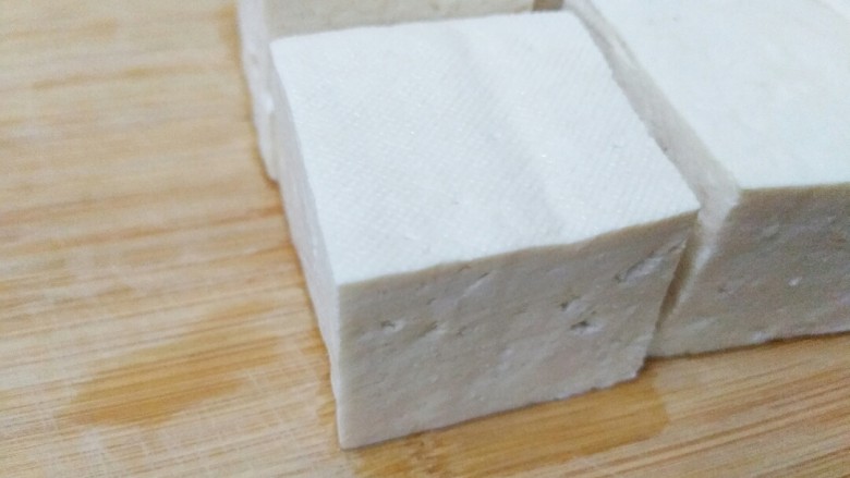 豆腐新花样,你不确定来一份吗?,豆腐切成约2厘米左右的方块。