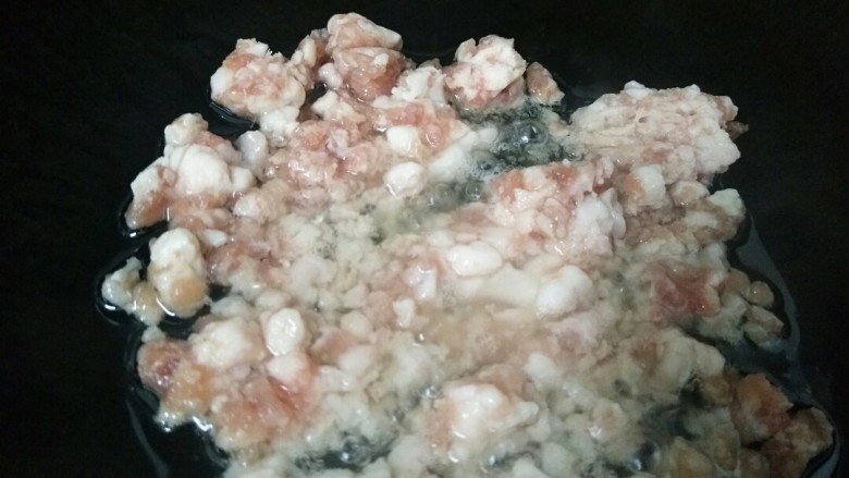 豆腐新花样,你不确定来一份吗?,锅内加少许油,倒入<a style='color:red;display:inline-block;' href='/shicai/ 442'>肉末</a>炒散。
