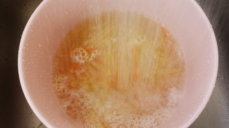 蒜香凉拌土豆丝,放冷水里冲一下,这样能保证土豆丝脆感。