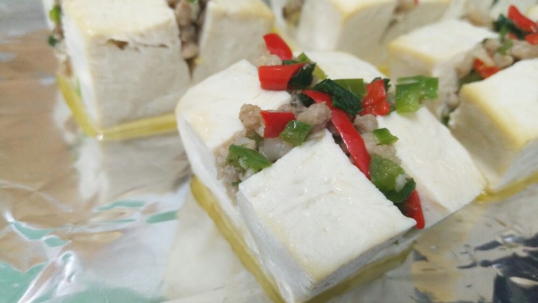 豆腐新花样,你不确定来一份吗?,把炒好的肉末塞进豆腐块中,每个拿起来比较容易操作一些。