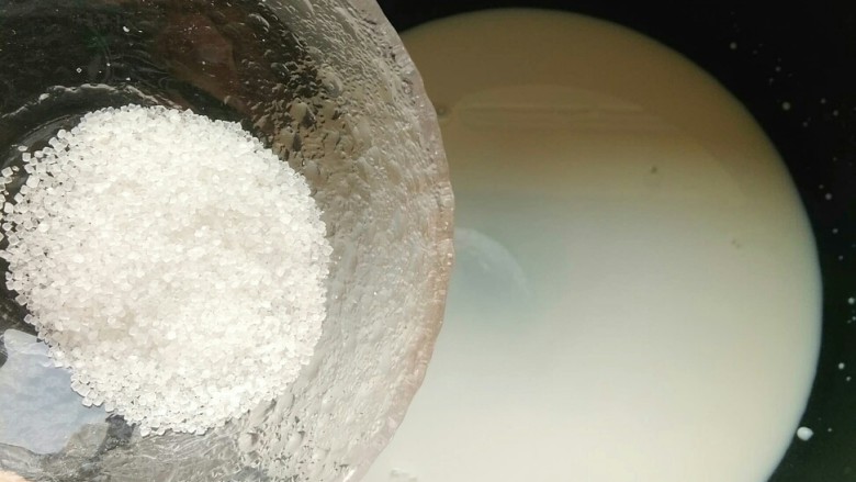 香草卡士达酱,锅中加入牛奶和细砂糖,搅拌。