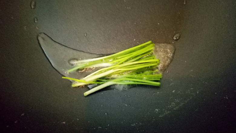 葱油麻酱拌面,锅里加适量有,放入带葱白部分的葱段炸葱油。