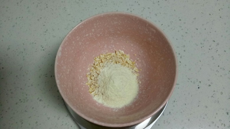 红豆红米花生香米燕麦奶粉糊,<a style='color:red;display:inline-block;' href='/shicai/ 1124'>奶粉</a>放入碗里