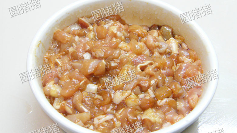 脆藕炒鸡米——时尚健康菜,将腌鸡的调味料,及姜蓉,鸡米放入碗内调匀,放置腌制30分钟。