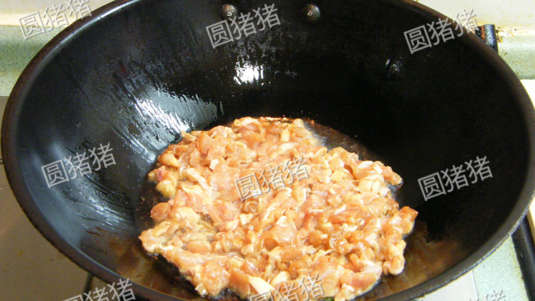 脆藕炒鸡米——时尚健康菜,炒锅先干烧热,再放入沙拉油转小火,放入鸡米粒慢慢煎香,刚开始的时侯不要翻动锅子。