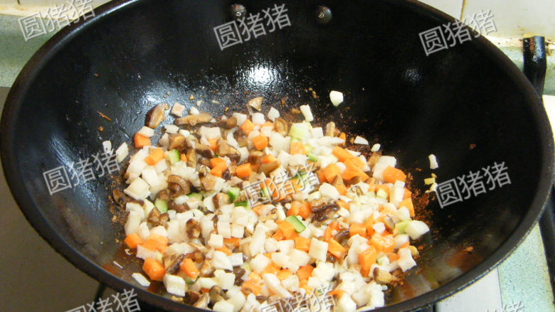 脆藕炒鸡米——时尚健康菜,锅内剩下的鸡油,先放入香菇丁炒出香味,再加入胡萝卜丁和莲藕丁翻炒约2分钟。