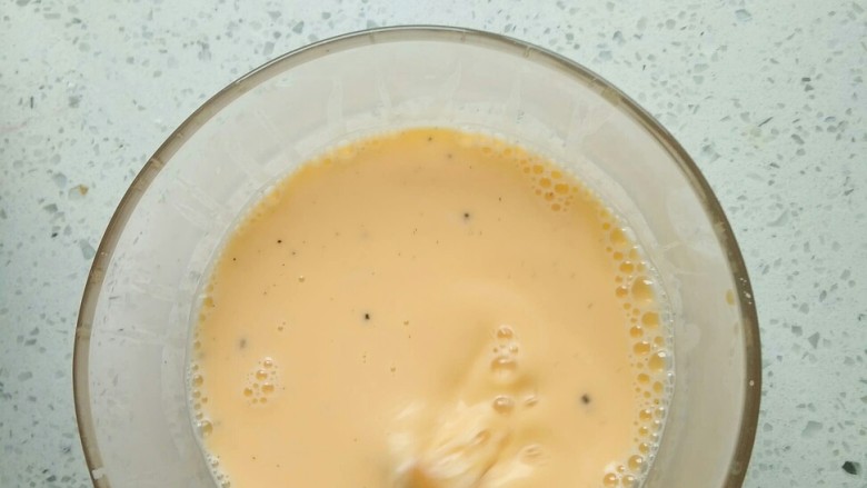 香草卡士达酱,然后再次过筛,过筛后回锅,还是用中小火加热,边加热边搅拌,锅过热的时候提起来搅拌,慢慢煮至黏稠,黏稠时关火。
