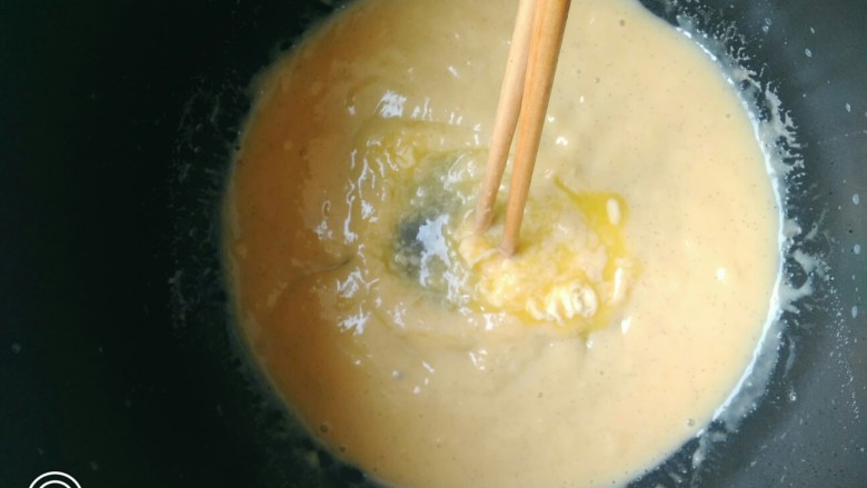 香草卡士达酱,搅拌黄油至融化,搅拌均匀。