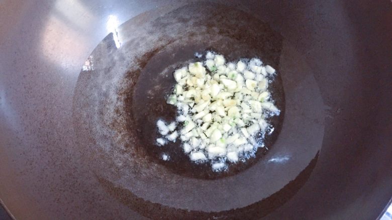家常小炒四季豆,炒锅倒入适量油烧热,放入蒜末爆香