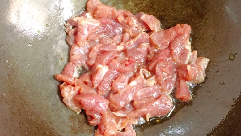 家常小炒四季豆,再次热油,放入腌制好的肉片翻炒