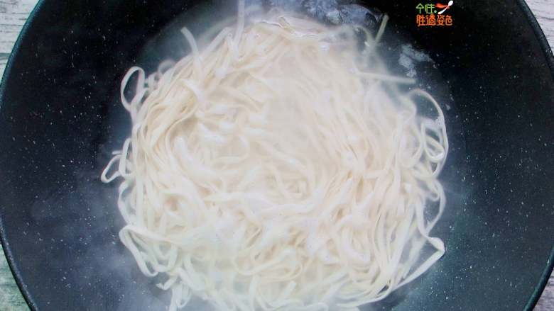 麻酱拌面,锅内水开后下入<a style='color:red;display:inline-block;' href='/shicai/ 526'>面条</a>,加入少许盐,这样面不会粘一起