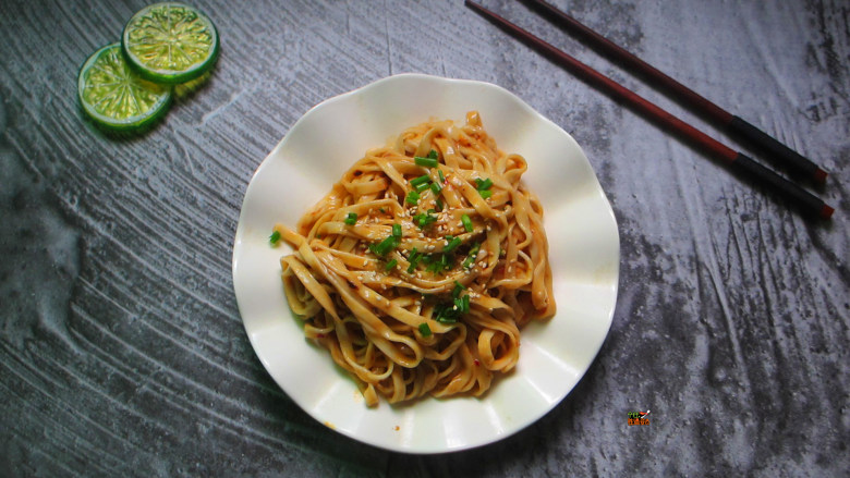 麻酱拌面,可以加入花生碎和熟芝麻,口感会更丰富,味道更棒哦