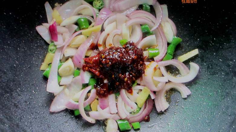 香辣虾煲,放入1勺豆瓣酱,一勺辣椒酱,小火煸出红油