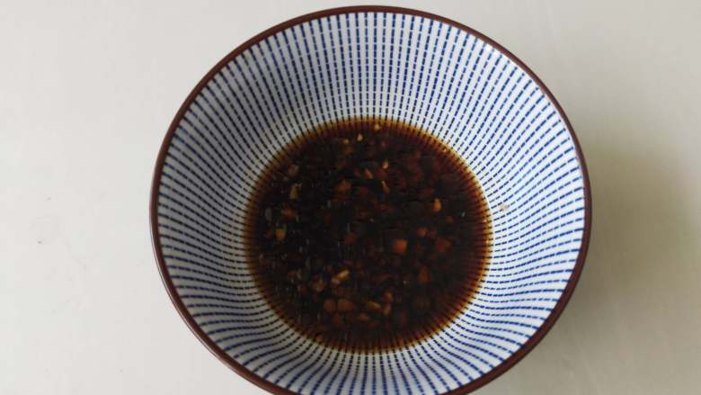 夏天来了,教你一招五分钟调制出爽口小凉菜,调成蒜汁备用,这样调出来的味道和食材一样一样放进去的味道不一样的