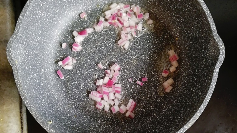 宝宝辅食—咖喱和牛蛋炒饭,锅内再倒一点油,倒入洋葱炒香