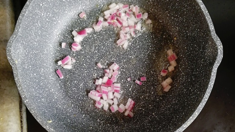 宝宝辅食—咖喱和牛蛋炒饭,锅内再倒一点油，倒入洋葱炒香