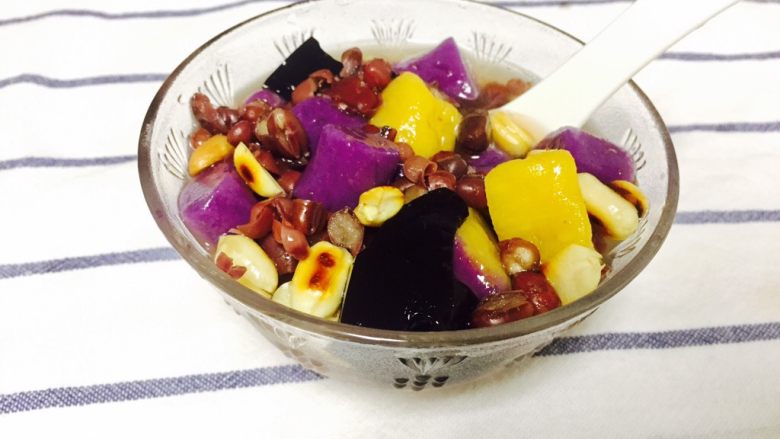 双色芋圆,加上红豆汤,花生,龟苓膏可以开吃啦~