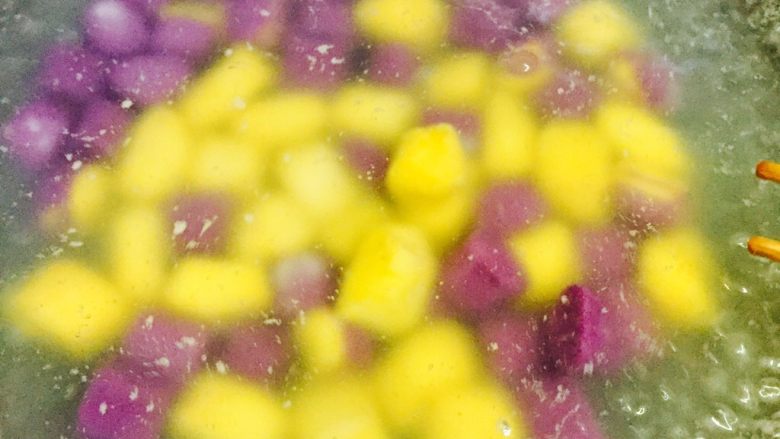 双色芋圆,放进芋圆,用筷子把芋圆打散,煮3分钟