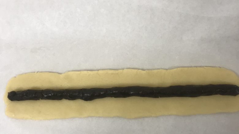 豆沙一口酥,用擀面杖擀开,红豆沙用手搓成长条放上,卷紧哦,再用两手掌搓圆,这步忘了拍照。