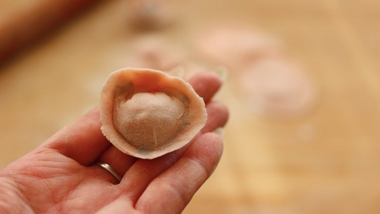 烟台人用它包馄饨,好吃到飞起来,可惜好多人不会做!,把放入馅料的馄饨的边边用手捏紧,就和我们平常包饺子一样,然后把饺子的两头捏在一起就可以了