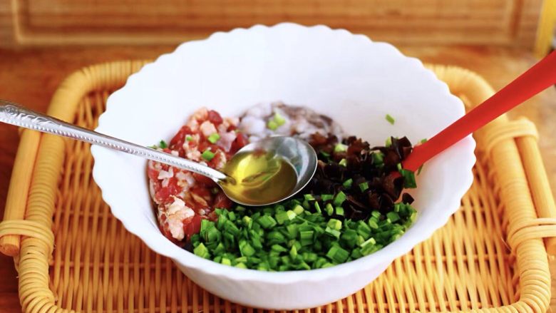 烟台人用它包馄饨,好吃到飞起来,可惜好多人不会做!,最后加入<a style='color:red;display:inline-block;' href='/shicai/ 849'>花生油</a>