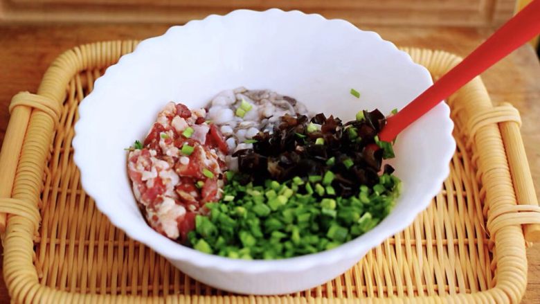 烟台人用它包馄饨,好吃到飞起来,可惜好多人不会做!,再用同样的方法把韭菜用刀切成碎末,把木耳也用刀切碎后放入碗里
