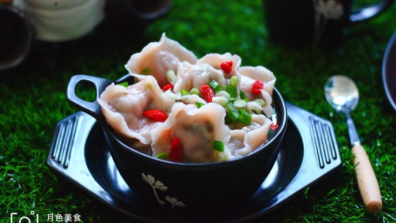 烟台人用它包馄饨,好吃到飞起来,可惜好多人不会做!,鲜美无比的大馅菊花肉丁韭菜馄饨就出锅了,碗里倒入少许味极鲜,加入适量淡干虾皮、小香葱末和香菜末,加入适量煮馄饨的水,把煮好的馄饨盛到碗里,我喜欢加点老醋,撒上少许<a style='color:red;display:inline-block;' href='/shicai/ 673'>枸杞</a>就可以开始享用了,哈哈,真的是好吃到飞呀