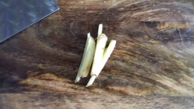 可乐鸡翅鸡爪,姜切成丝