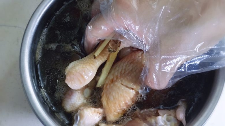 可乐鸡翅鸡爪,搅拌均匀,盖上保鲜膜放冰箱冷藏三四个小时