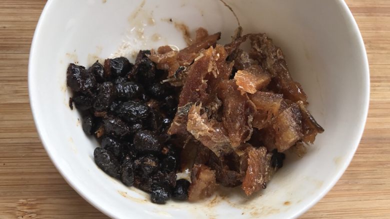 家常青菜我喜欢这样做,豆豉鲮鱼炒香麦,豆豉鲮鱼切小块,并挖一勺豆豉。
