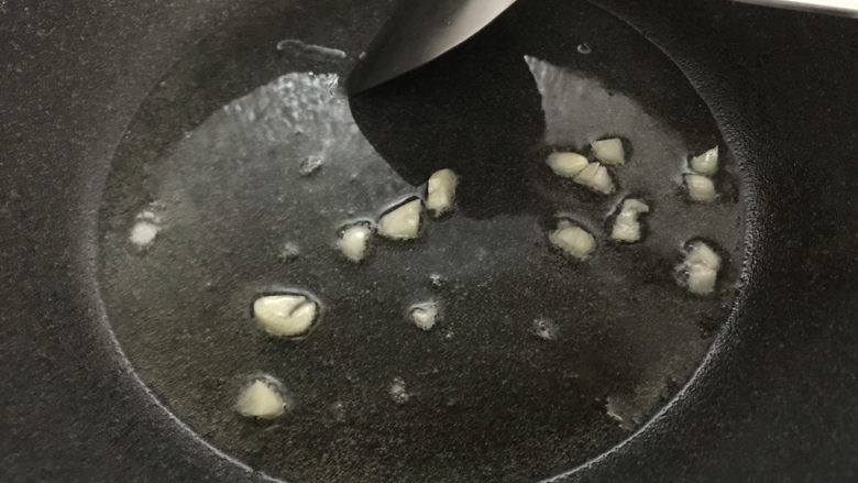家常青菜我喜欢这样做,豆豉鲮鱼炒香麦,大火,炒锅倒油。六成热时放入蒜蓉。