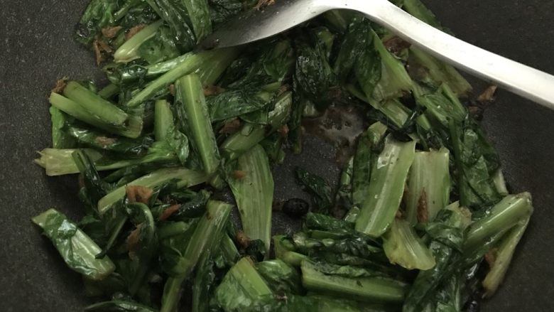 家常青菜我喜欢这样做,豆豉鲮鱼炒香麦,青菜炒软。