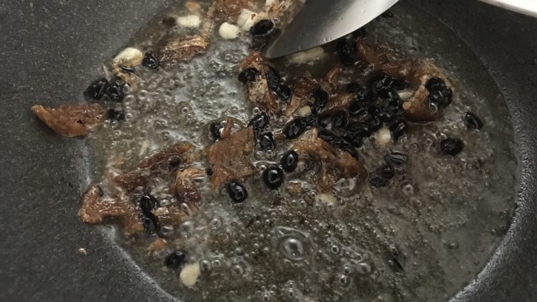 家常青菜我喜欢这样做,豆豉鲮鱼炒香麦,蒜蓉香味出来时,放入豆豉鲮鱼和豆豉。翻炒几下。