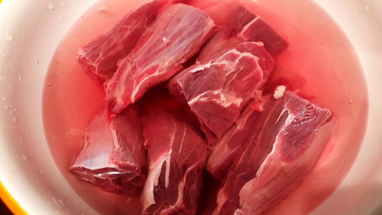 砂锅三酱牛肉(精华版),将切成两段的牛肉放到大盆里泡血水。清水没过牛肉,浸泡至少6小时,平均每小时换一次清水。这么做,不但去血水,还去腥。