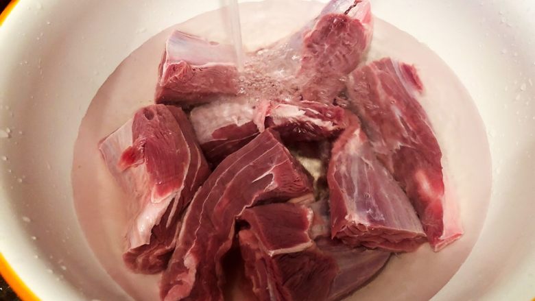 砂锅三酱牛肉(精华版),多次换水以后,肉会越泡越白,血水也会越泡越淡。泡过的牛肉在煮的时候,几乎没什么血沫。