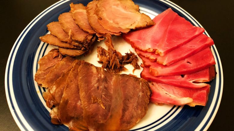 砂锅三酱牛肉(精华版),搭配腌火鸡腿肉或其他卤味,就是一份小食拼盘。