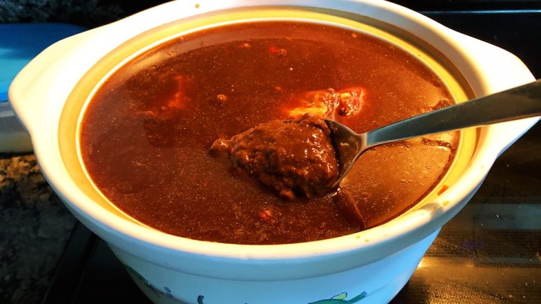 砂锅三酱牛肉(精华版),将腌好的牛肉,连同食品袋里的酱油和花椒一同放入砂锅中,倒入清水没过牛肉。开火,开始加入二酱——<a style='color:red;display:inline-block;' href='/shicai/ 4510'>黄豆酱</a>。