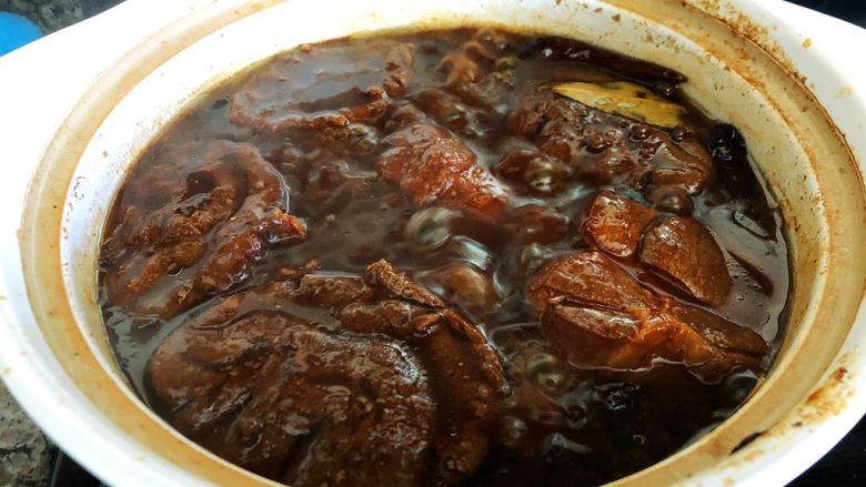 砂锅三酱牛肉(精华版),大火煮开,因为泡过血水,几乎没有浮沫。如果做的时候有一些浮沫,直接用勺子舀掉就行了。火开后调中火慢煮2小时。火太大容易把肉煮烂,火太小要花很长的时间,所以用中火煮最合适。