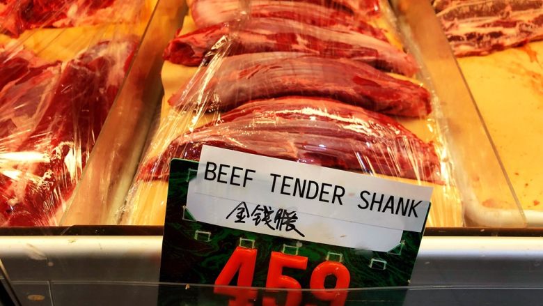 砂锅三酱牛肉(精华版),首先购买图中的牛肉,一定要用这个牛肉做才好吃。因为牛肉中含有很多牛筋,做出来的牛肉更有嚼劲,且不容易煮散。