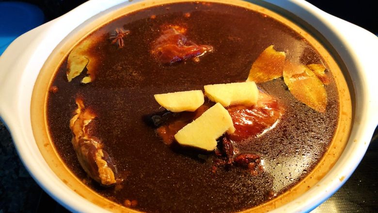 砂锅三酱牛肉(精华版),为了看得清楚步骤,我就直接把生姜放到牛肉上了。此时,因为水温开始升高,牛肉也开始慢慢收紧。