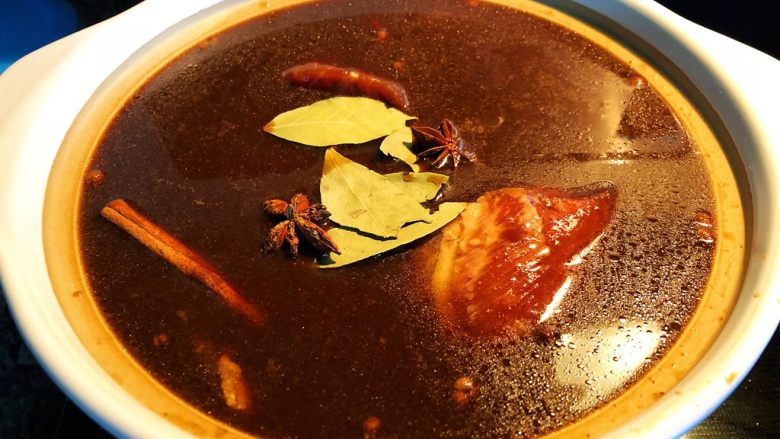 砂锅三酱牛肉(精华版),放入桂皮八角香叶以后不用搅拌,让它慢慢煮就行。