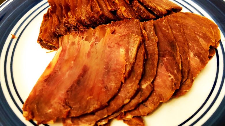 砂锅三酱牛肉(精华版),冷藏2小时后,就可以直接取出切开吃了,想切多薄都行。下饭,下酒,当零食都很棒。