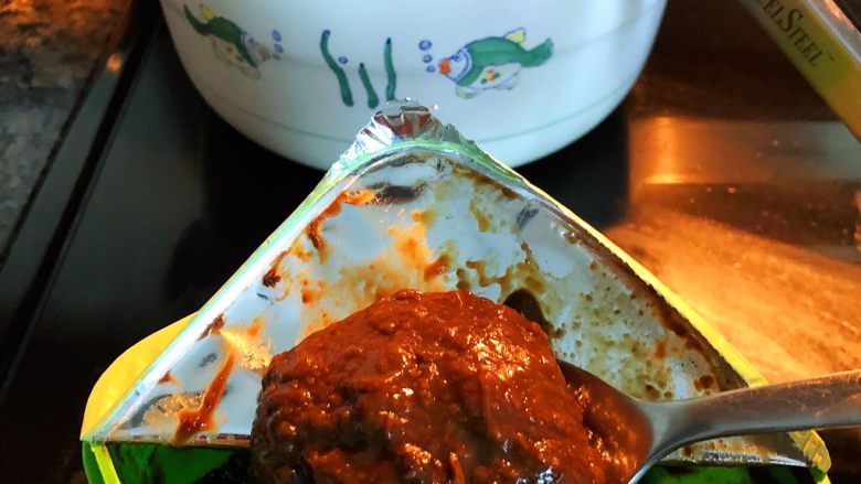 砂锅三酱牛肉(精华版),加入4大勺黄豆酱,轻轻搅动牛肉,将黄豆酱搅拌均匀。黄豆酱带甜,所以可以不用放糖提味了。